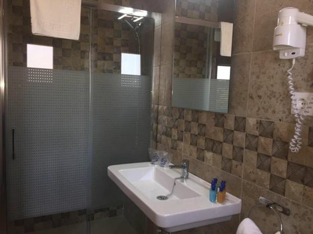 Almadraba Hotel *